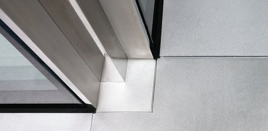 Mirror-polished stainless steel profiles inserted into the window joints