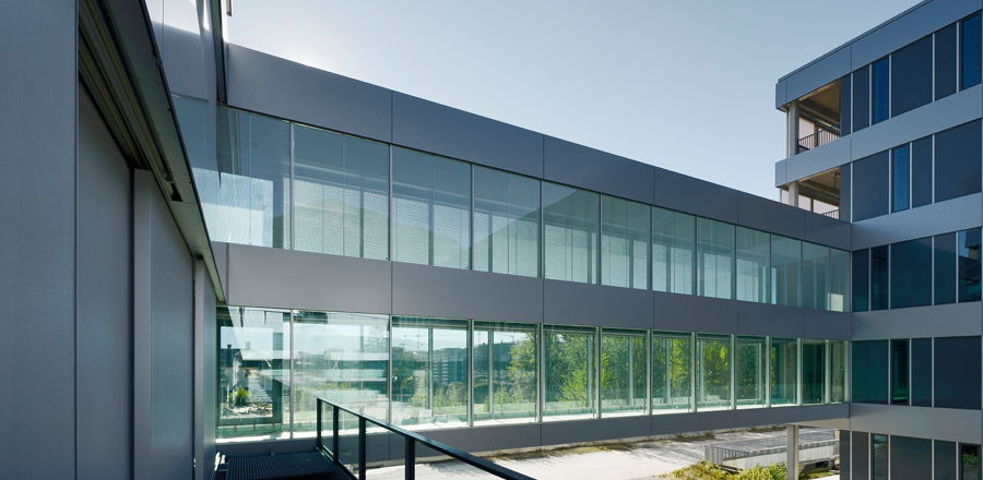 Bolzano hospital with Frener &amp; Reifer  02 – glass-bridge-soth-facade