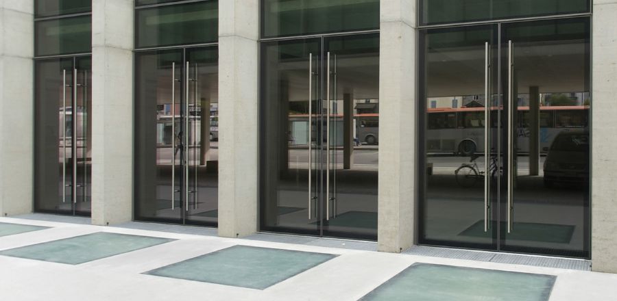 Portes pivotantes entièrement en verre – portes battantes