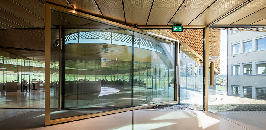 façade en verre porteuse constituée de 101 vitrages trapézoïdaux cintrés