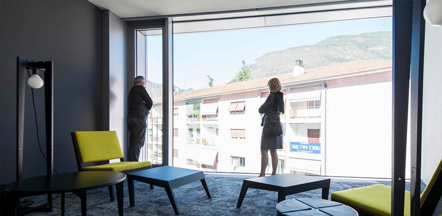 Große Glasfenster innen – Südtiroler Volksbank