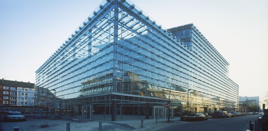 Edificio amministrativo, Germania, Düsseldorf, Facciata doppia in vetro, Esternamente sospesa a „scaglie di pesce”
