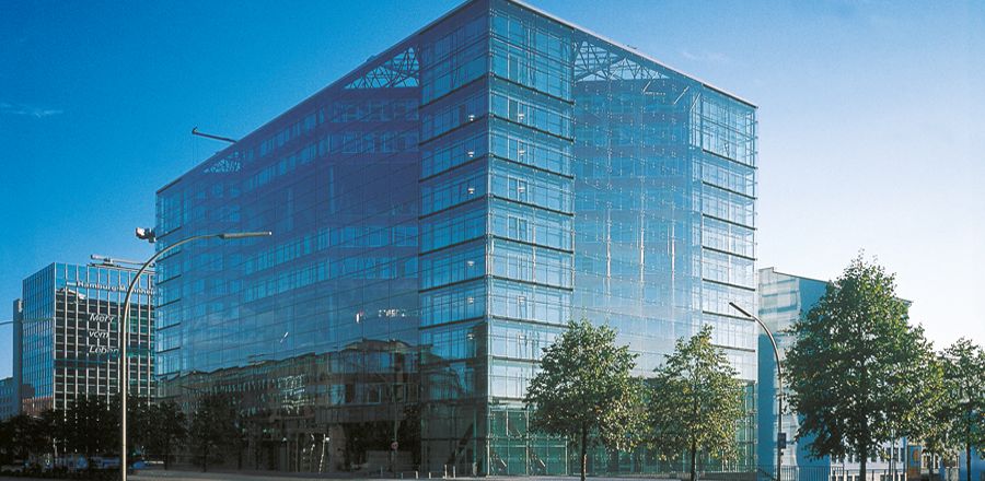 Edificio amministrativo, Germania, Amburgo, Facciata esterna con attacchi puntuali, Facciata principale