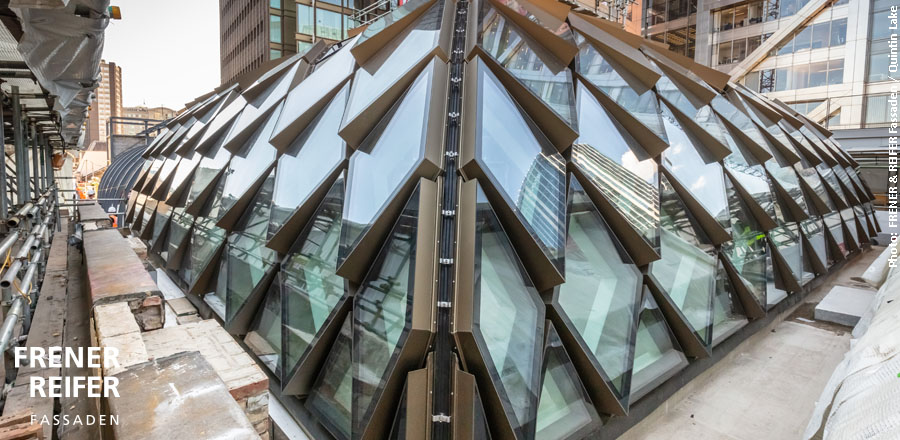 317 unterschiedlich große, rautenförmige Aluminiumelemente mit Glas- und Blechausfassungen – Devonshire House-Frener-Reifer
