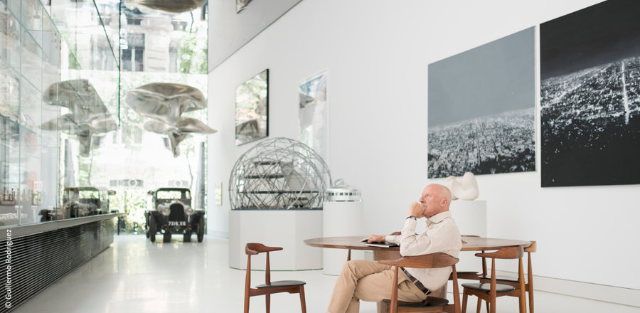 Der renommierte Architekt Norman Foster beim Tüfteln mit Franz Reifer