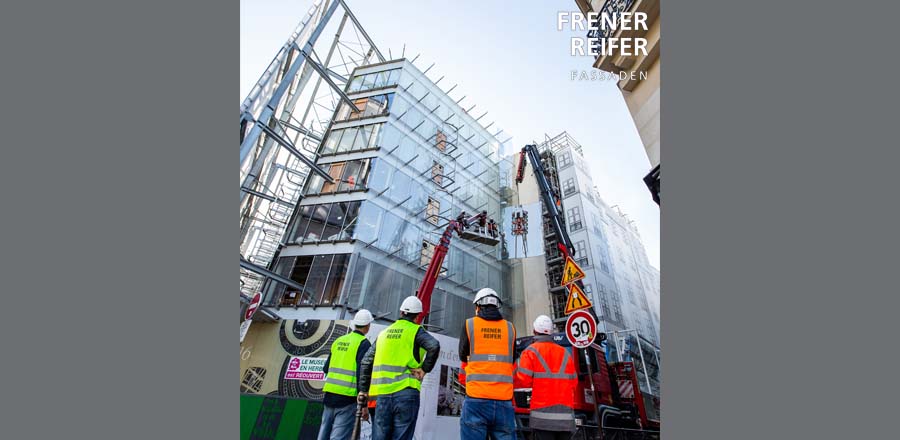 Installation undulating glass façade 03 - Samaritaine Paris - FRENER &amp; REIFER