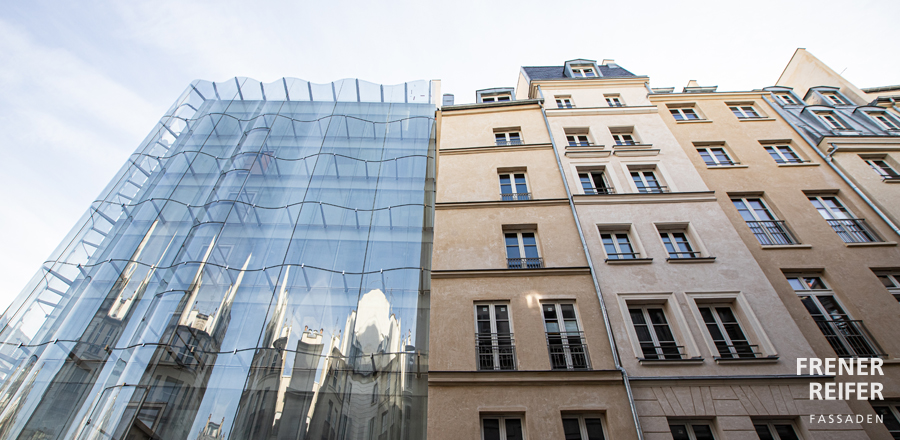 Installation undulating glass façade 02 - Samaritaine Paris - FRENER &amp; REIFER