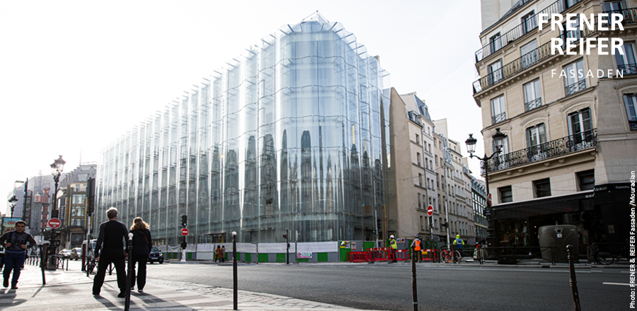 Installation undulating glass façade 02 - Samaritaine Paris - FRENER &amp; REIFER