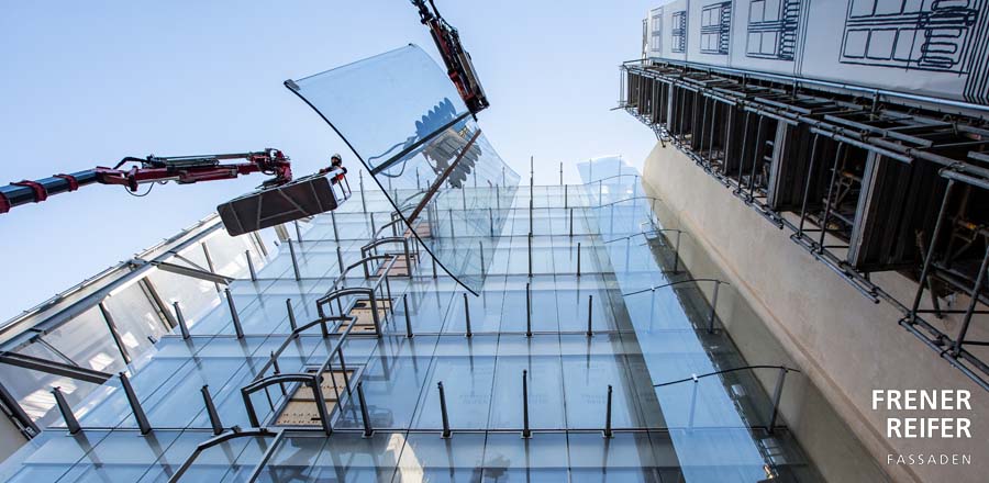 Installation undulating glass façade 02 - Samaritaine Paris - FRENER &amp; REIFER