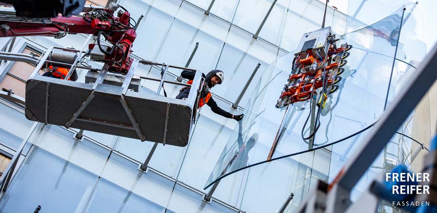 Installation undulating glass façade 04 - Samaritaine Paris - FRENER &amp; REIFER