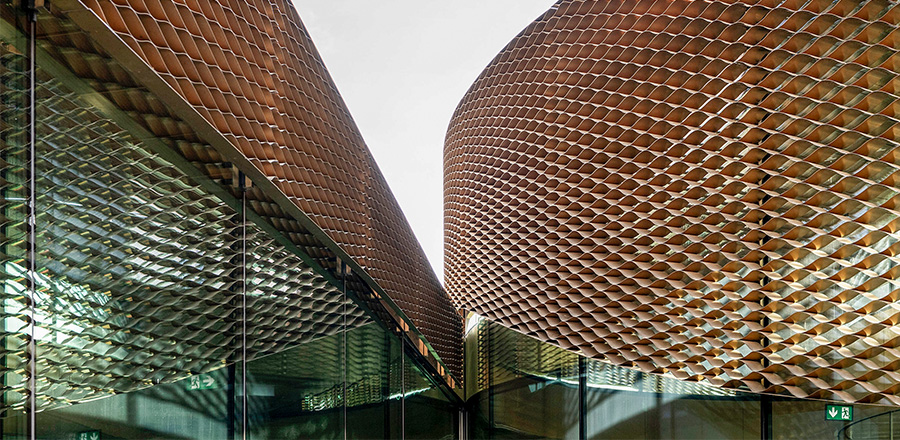 Load-bearing glass facade consisting of 101 curved, trapezoid glass