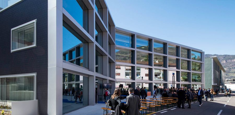 Eröffnungsfeier vor Fassade mit großen Scheibenabmessungen 5,90 x 3,05 m - Südtiroler Volksbank
