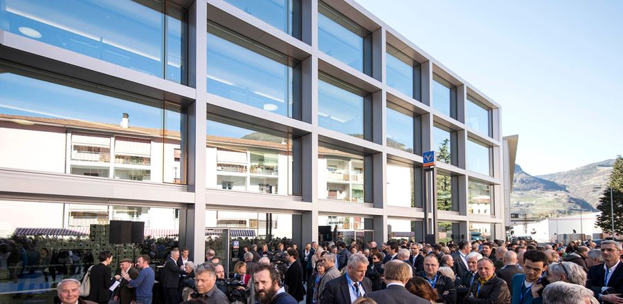 Inaugurazione davanti alla struttura a montanti/traverso progettata dalla FRENER &amp; REIFER - Südtiroler Volksbank