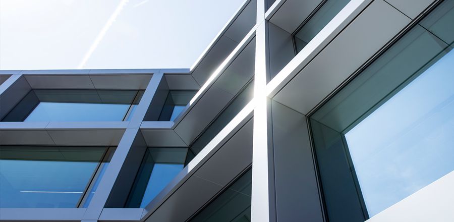 Eine Pfosten-Riegelfassade – Südtiroler Volksbank