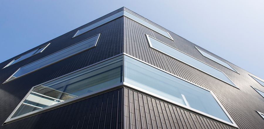 Keramik und Pfosten-Riegelfassade – Südtiroler Volksbank