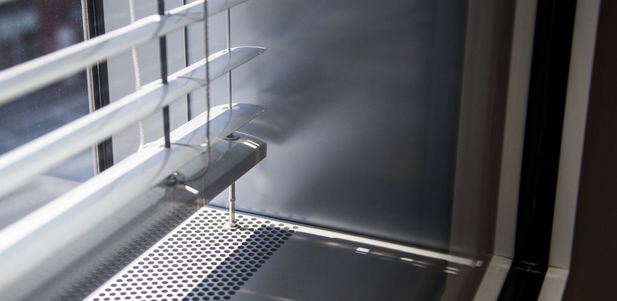 Verblechte Leibungen und Sonnenschutz – Südtiroler Volksbank
