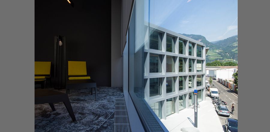 Verblechte Leibungen großformatiges Fenster – Südtiroler Volksbank