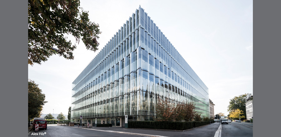 FRENER &amp; REIFER façade en verre ondulée