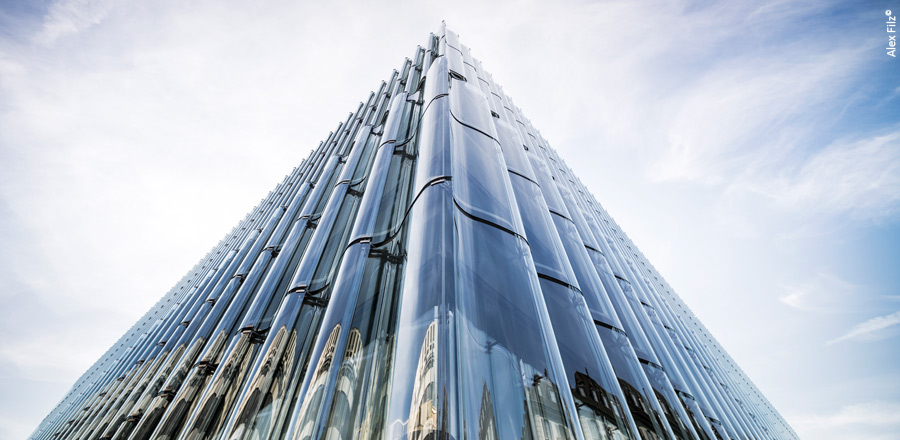 Façade en verre ondulée de FRENER &amp; REIFER