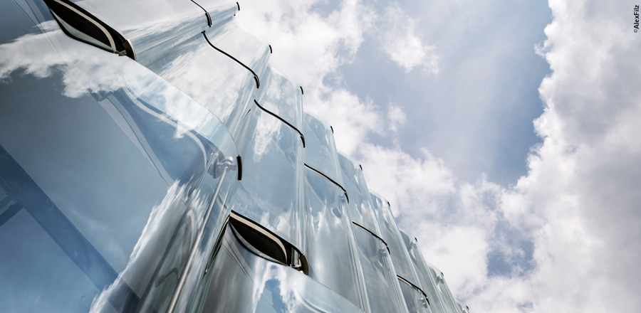 FRENER &amp; REIFER Glasfassade mit breiten und schmalen Glaswellen